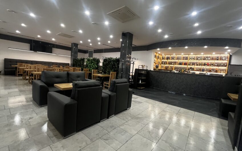 Priestor príjemnej reštaurácie s pizzeriou