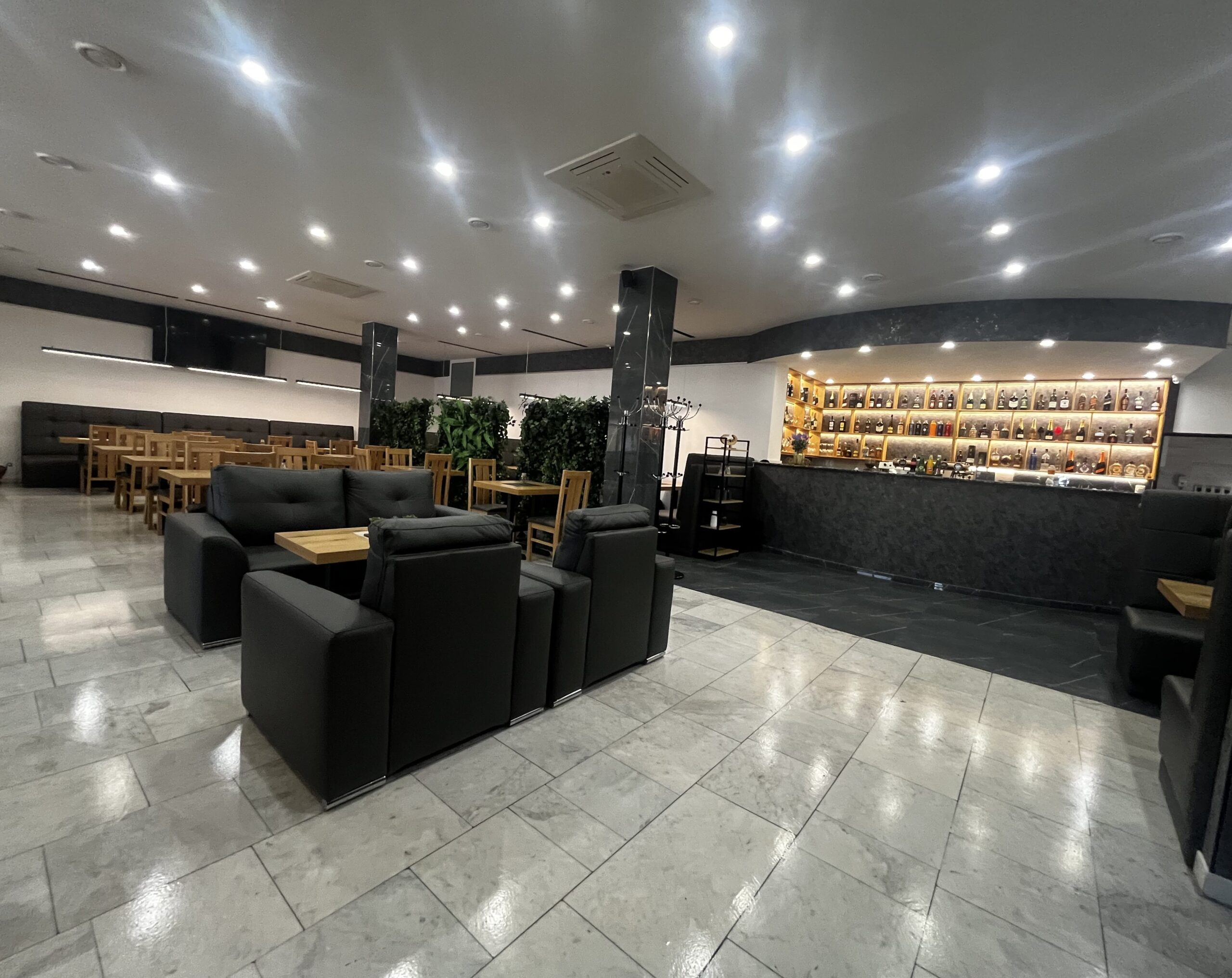 Priestor príjemnej reštaurácie s pizzeriou