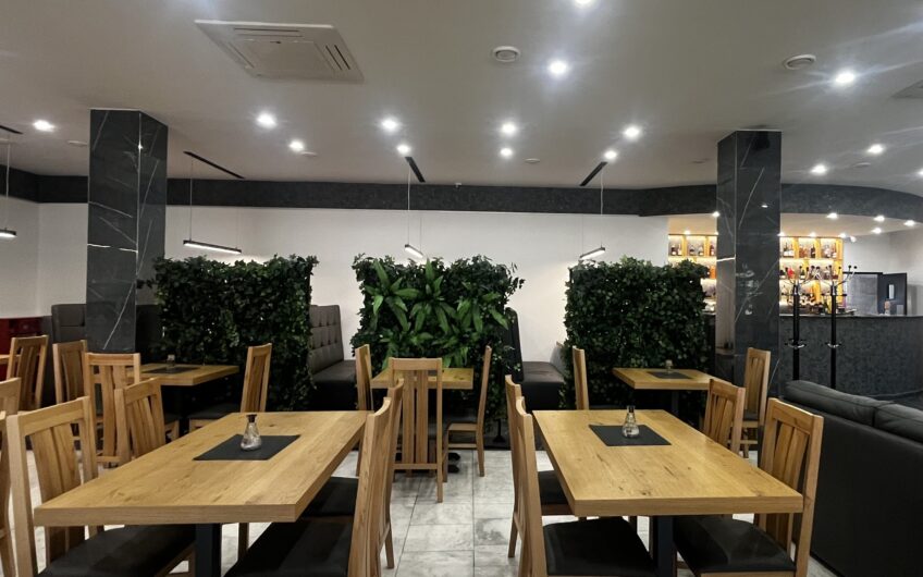 Priestor príjemnej reštaurácie s pizzeriou