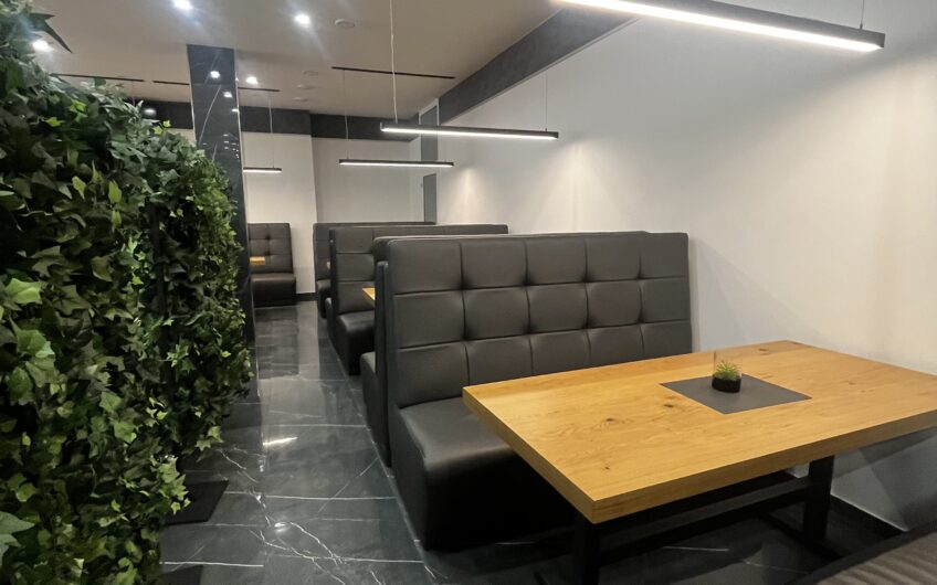 Priestor príjemnej reštaurácie s pizzeriou