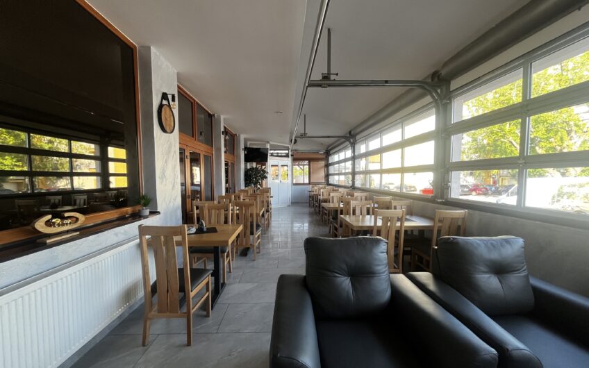 Priestor príjemnej reštaurácie s pizzeriou