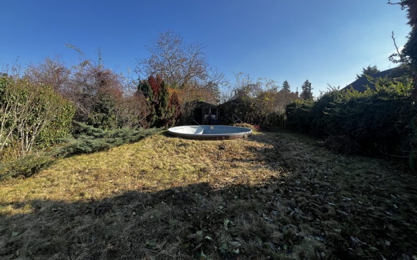 Rodinný dom – vhodný na bývanie viac generácií, taktiež k tomu na podnikanie, prípadne aj investícia na výstavbu