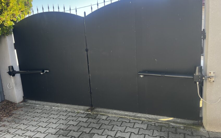 Rodinný dom – vhodný na bývanie viac generácií, taktiež k tomu na podnikanie, prípadne aj investícia na výstavbu