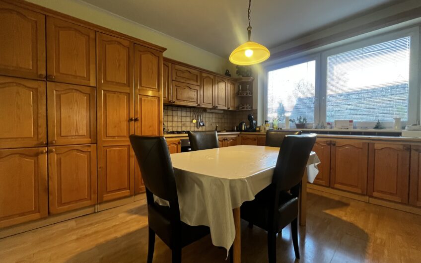 Rodinný dom – vhodný na bývanie viac generácií, taktiež k tomu na podnikanie, prípadne aj investícia na výstavbu