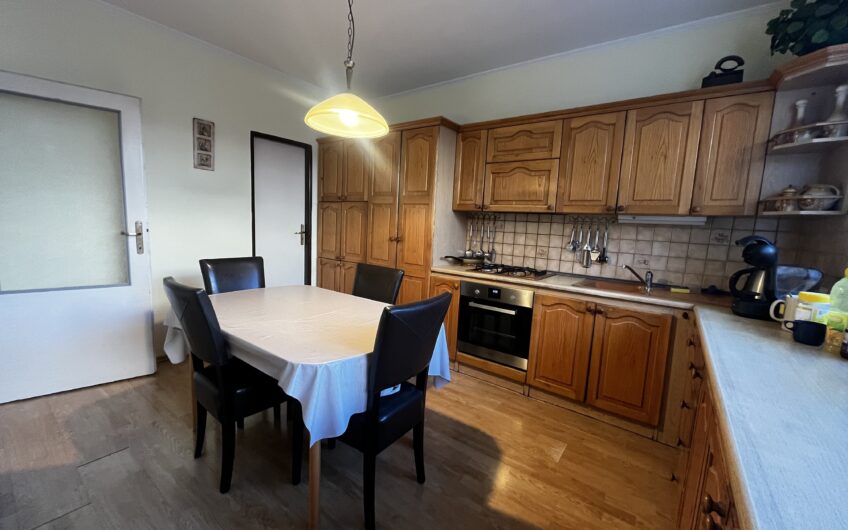 Rodinný dom – vhodný na bývanie viac generácií, taktiež k tomu na podnikanie, prípadne aj investícia na výstavbu