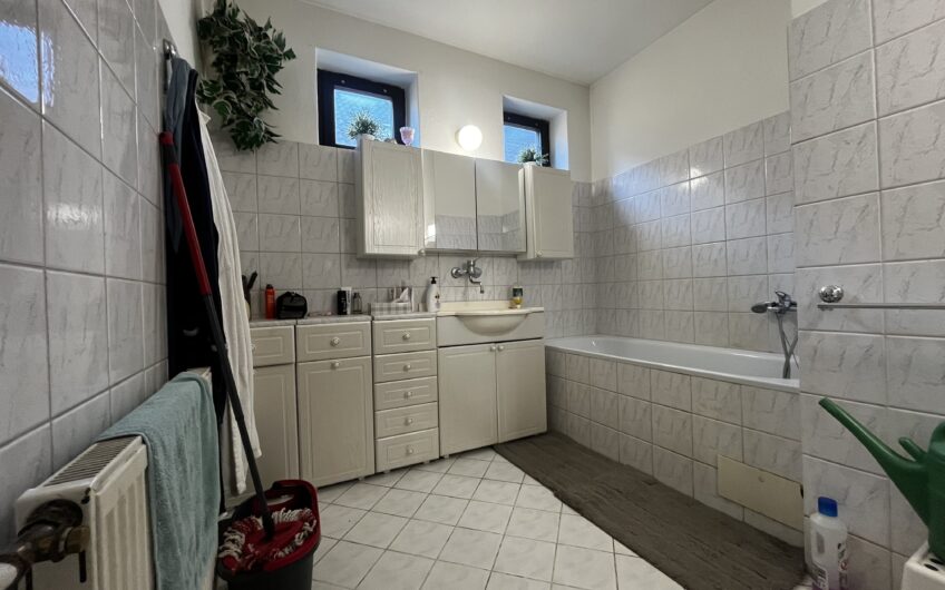 Rodinný dom – vhodný na bývanie viac generácií, taktiež k tomu na podnikanie, prípadne aj investícia na výstavbu