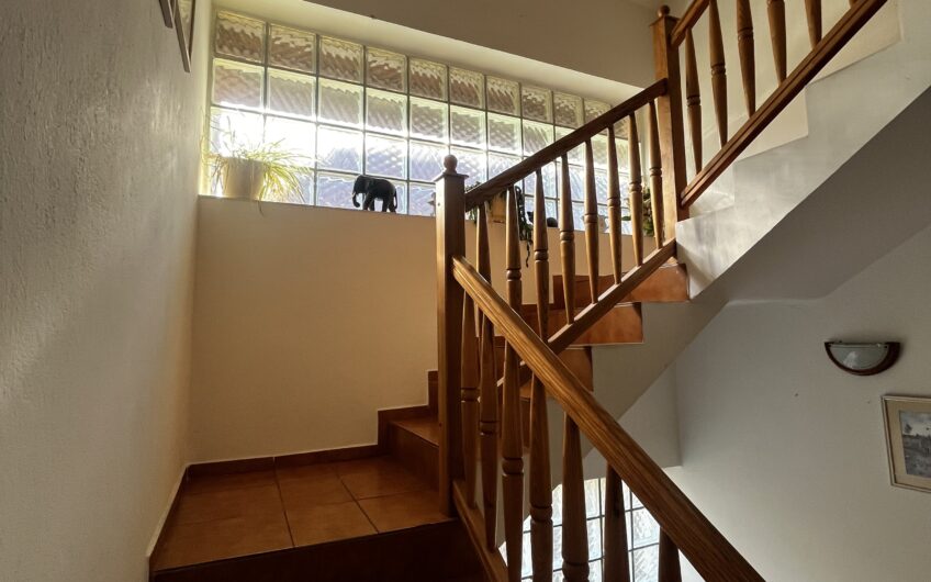 Rodinný dom – vhodný na bývanie viac generácií, taktiež k tomu na podnikanie, prípadne aj investícia na výstavbu