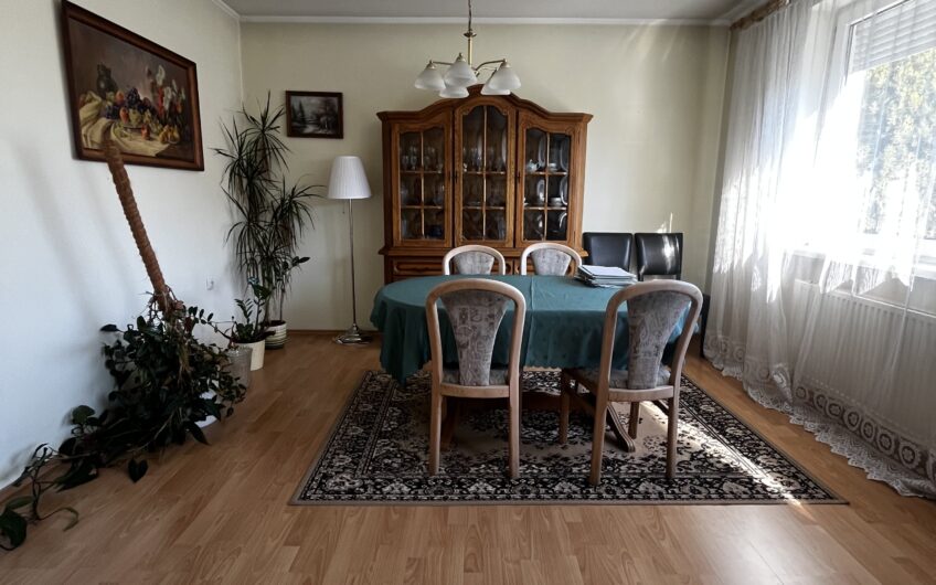 Rodinný dom – vhodný na bývanie viac generácií, taktiež k tomu na podnikanie, prípadne aj investícia na výstavbu