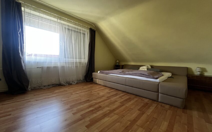 Rodinný dom – vhodný na bývanie viac generácií, taktiež k tomu na podnikanie, prípadne aj investícia na výstavbu