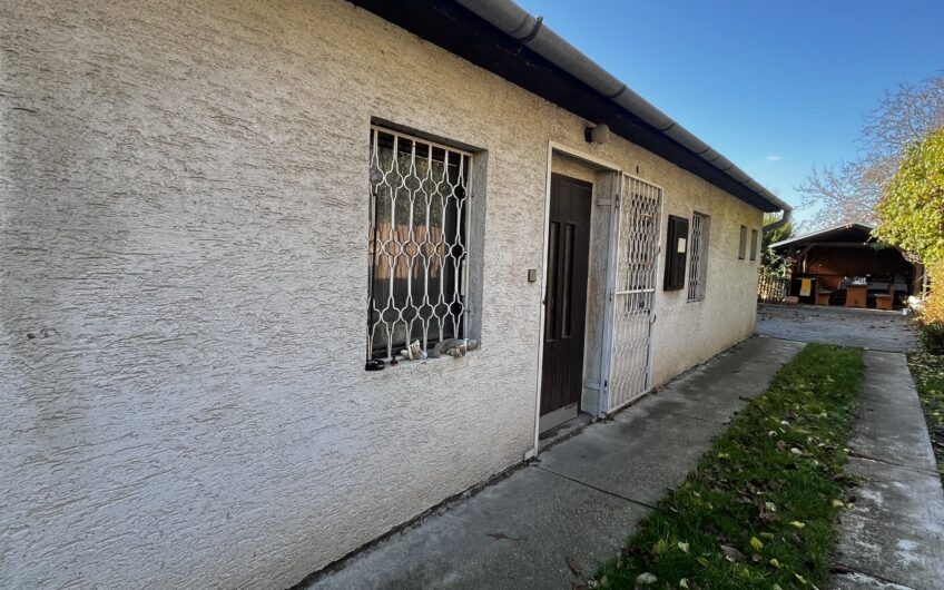 Rodinný dom – vhodný na bývanie viac generácií, taktiež k tomu na podnikanie, prípadne aj investícia na výstavbu