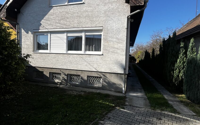 Rodinný dom – vhodný na bývanie viac generácií, taktiež k tomu na podnikanie, prípadne aj investícia na výstavbu