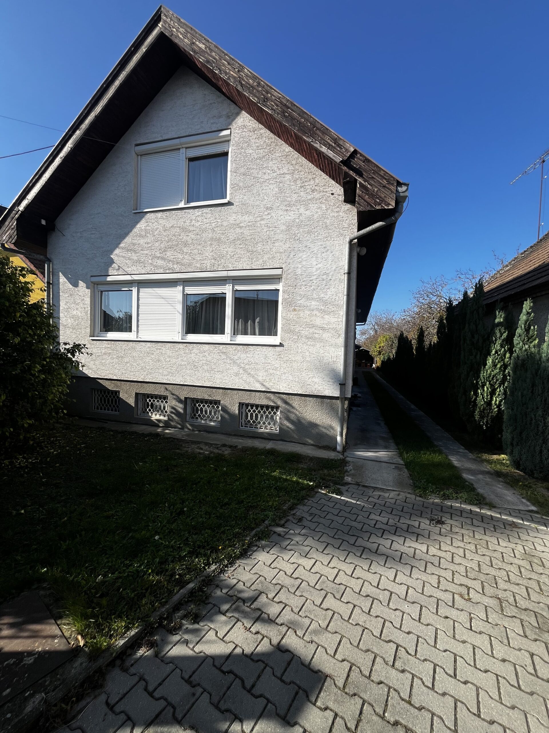 Rodinný dom – vhodný na bývanie viac generácií, taktiež k tomu na podnikanie, prípadne aj investícia na výstavbu